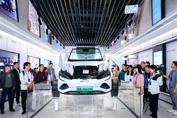 全國(guó)首個(gè)！比亞迪新能源汽車(chē)科普館鄭州開(kāi)館