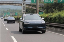 華為智駕高速搶方向盤躲避施工車 車主：問界M9救我一命