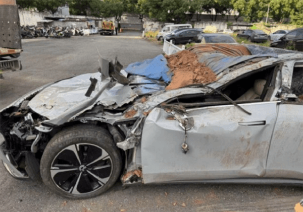 遭40噸土方車側(cè)傾壓頂！蔚來ET5T扛下了：車內(nèi)人員死里逃生