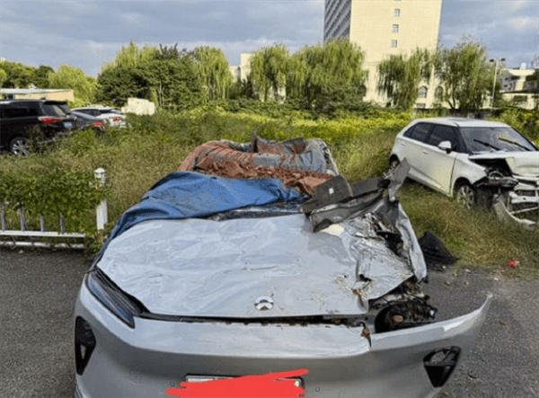 遭40噸土方車側(cè)傾壓頂！蔚來ET5T扛下了：車內(nèi)人員死里逃生