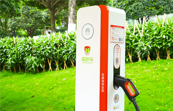 重慶一華為全液冷超充站上線一年：累計充電超100萬度