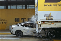 小米SU7碰撞測試車身超硬：卡車鉆底第一個沒斷A柱的國產(chǎn)車