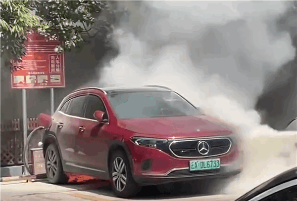 一奔馳EQA突發(fā)起火：車主房子差點被燒毀