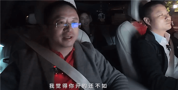 何小鵬周鴻祎智駕征服北京最堵路口：系統(tǒng)比人開(kāi)得還絲滑