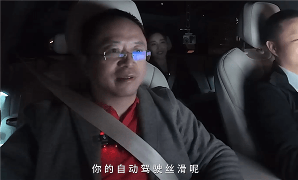何小鵬周鴻祎智駕征服北京最堵路口：系統(tǒng)比人開(kāi)得還絲滑