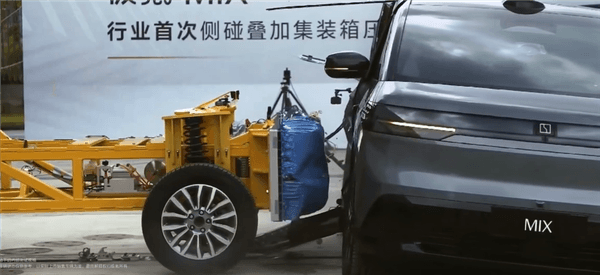 極氪MIX無(wú)B柱設(shè)計(jì)大揭秘：車(chē)門(mén)內(nèi)置超強(qiáng)鋼柱 單根承重20噸