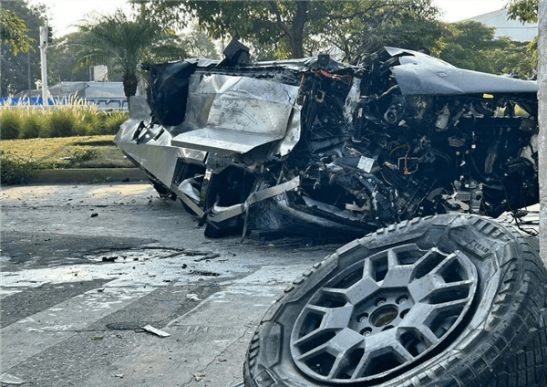 特斯拉Cybertruck遭遇严重事故完全撞变形：车内人员幸存