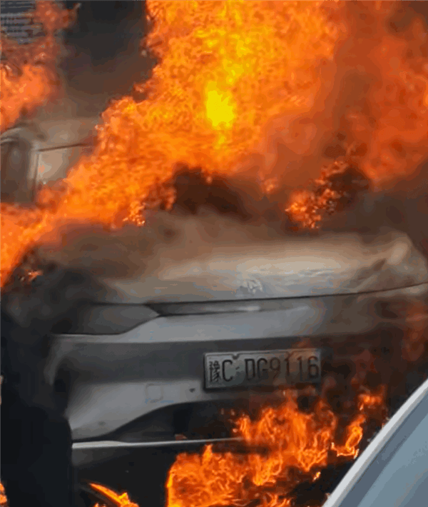 一零跑C11充電時起火爆燃 旁邊的車跟著躺槍