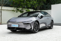 小鹏P7+：静音升级、智能驾驶革新，续航与豪华体验兼备