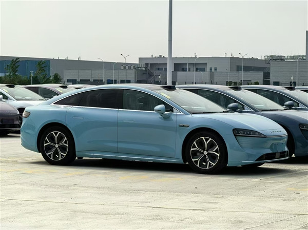 與華為Mate70系列同臺發布 智界新S7實車曝光：新配色、新輪轂
