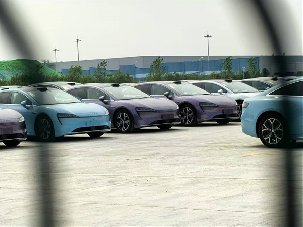 與華為Mate70系列同臺發布 智界新S7實車曝光：新配色、新輪轂