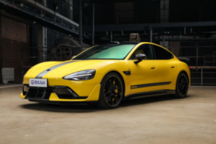 小米SU7 Ultra答网友问：电池电机保护、轮胎尺寸、保养费用及售后服务全解析