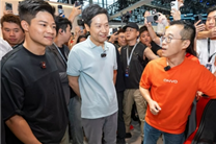 雷軍如約現身樂道展臺！艾鐵成親自介紹L60