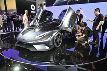 “雷军短视频高产夺冠，极越车展推智驾超跑Robo X”