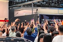 小米SU7 Ultra亮相广州车展，雷军现场遭粉丝围堵