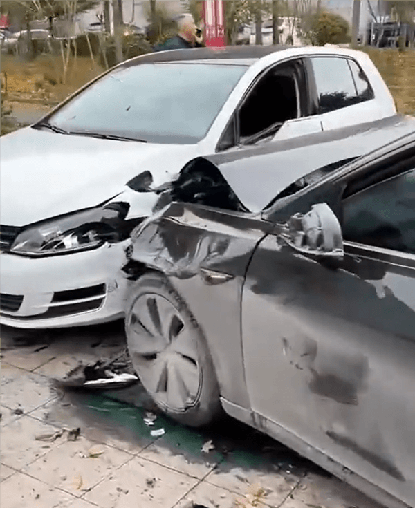一特斯拉Model 3疑失控：撞毀一輛高爾夫后才停下