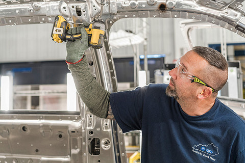 UAW:福特肯塔基工厂大部分工人已签署工会申请卡