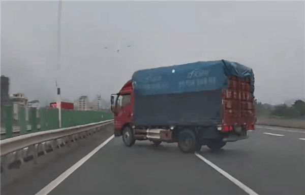 極氪001高速路撞上連續(xù)變道貨車：完好護(hù)住車主