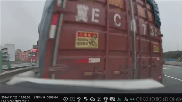 極氪001高速路撞上連續(xù)變道貨車：完好護(hù)住車主