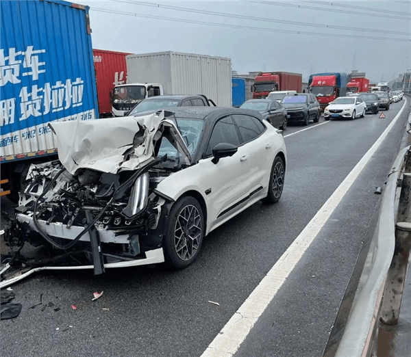 極氪001高速路撞上連續(xù)變道貨車：完好護(hù)住車主