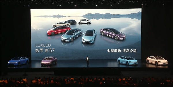 全新800V 智界新S7入門就配82度大電池：能跑705km