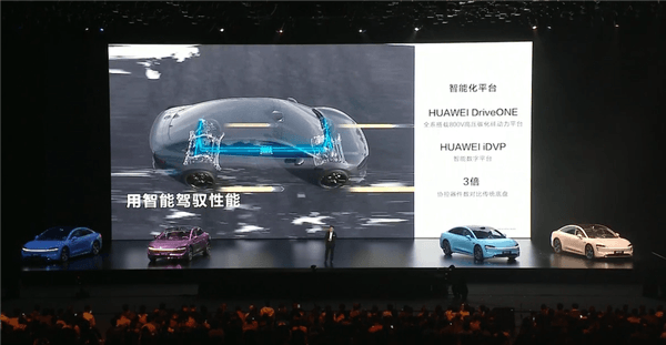 全新800V 智界新S7入門就配82度大電池：能跑705km