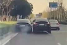 兩特斯拉公路狂飆相撞：殃及一輛寶馬轎車