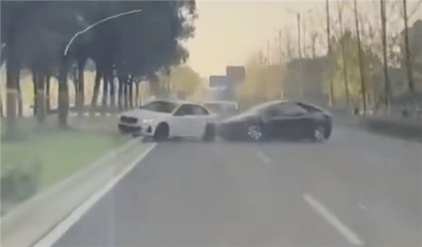 兩特斯拉公路狂飆相撞：殃及一輛寶馬轎車