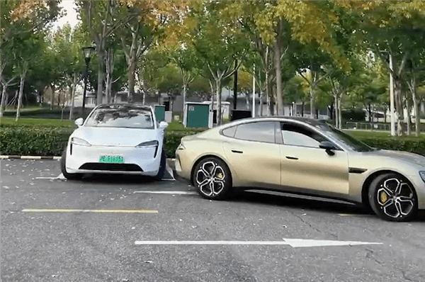 智界R7、小米SU7自動泊車搶同一車位：三把定輸贏