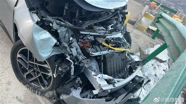 小鵬P7+高速撞上護欄報廢 車主：我啥事沒有 準備訂第二臺P7+了