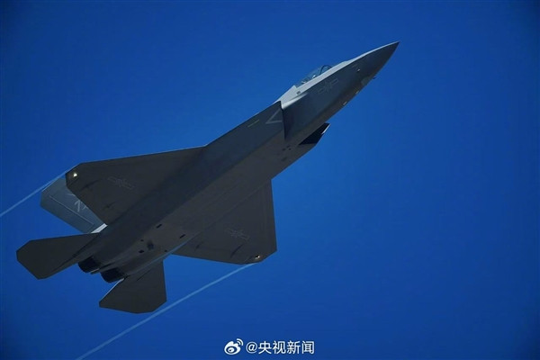 華為“六代機(jī)”大戰(zhàn)小米“SU57”！中國(guó)新能源車(chē)真上天了