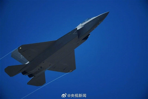 华为“六代机”大战小米“SU57”！中国新能源车真上天了