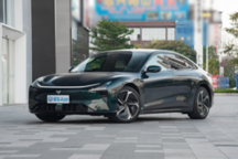 极越SIMO智能驾驶新升级：自动泊车与车道保持功能详解