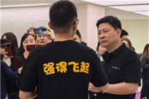余承東親自為首批智界新S7車主交車 車主后背四個字亮了