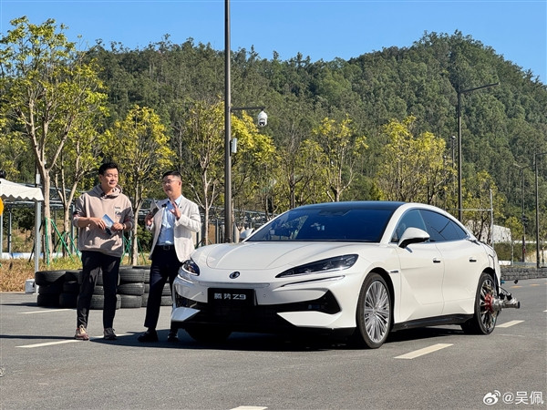 博主親測(cè)騰勢(shì)Z9 140km/h爆胎！一個(gè)詞形容：無(wú)感