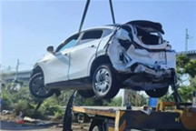 小鵬G6高速遭大貨車追尾3人死里逃生：轉身提了P7+
