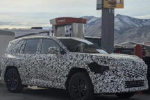 采用最新家族式設計 全新豐田RAV4榮放諜照曝光 或加入純電車型