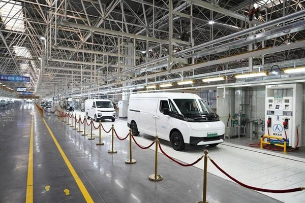 金杯與吉利遠(yuǎn)程合作首車來了！吉運(yùn)E6、E9新能源汽車下線