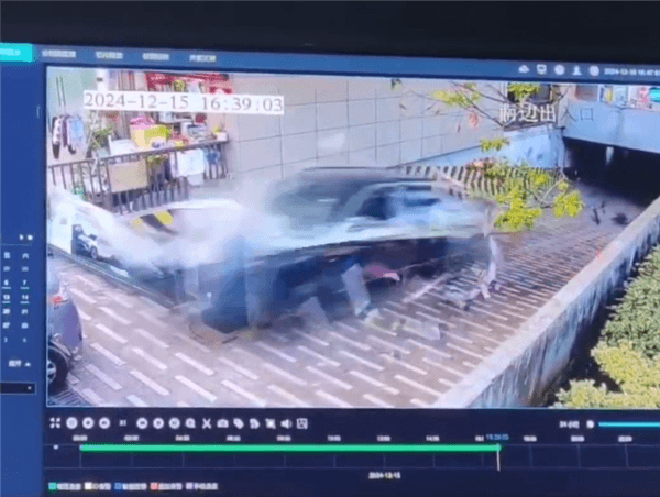 一小鵬G9出地庫時疑因誤踩油門橫沖直撞：撞毀閘機(jī)和多輛車