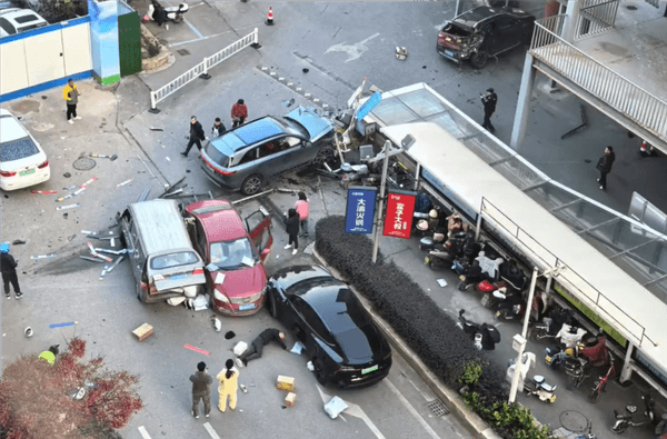 一小鵬G9出地庫時疑因誤踩油門橫沖直撞：撞毀閘機(jī)和多輛車