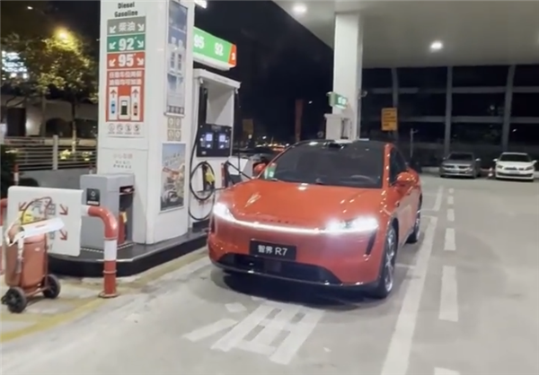 智界R7增程版上市,1570km超长续航仅23.98万起售!