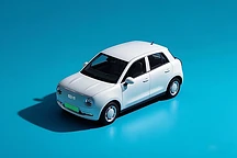 “锂电池价格七年最大降幅，预计2026年实现油电同价”