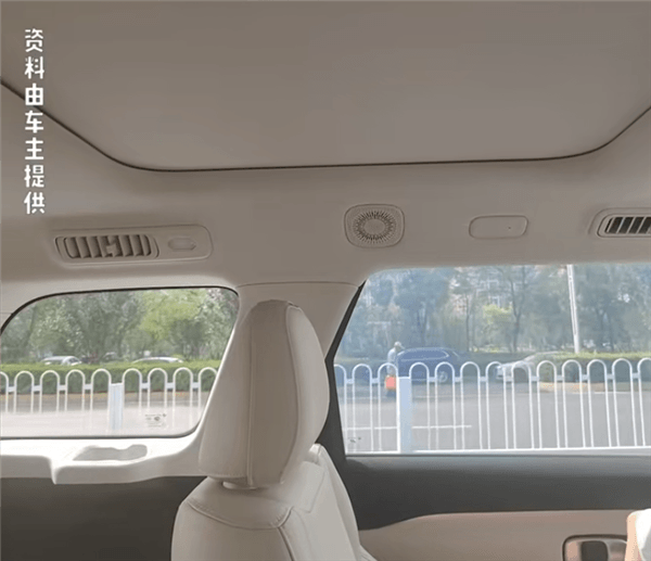 零跑C16第二排玻璃會泛白 車主：第一批車都有這個(gè)問題