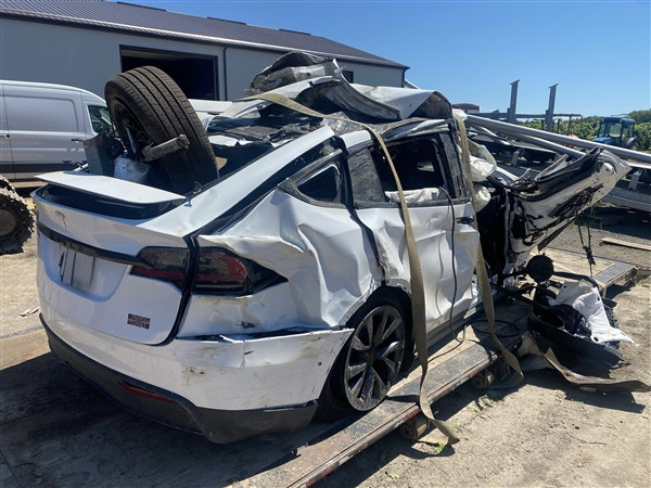 Model X發(fā)生事故翻下山無人受傷 車主又買了一輛特斯拉