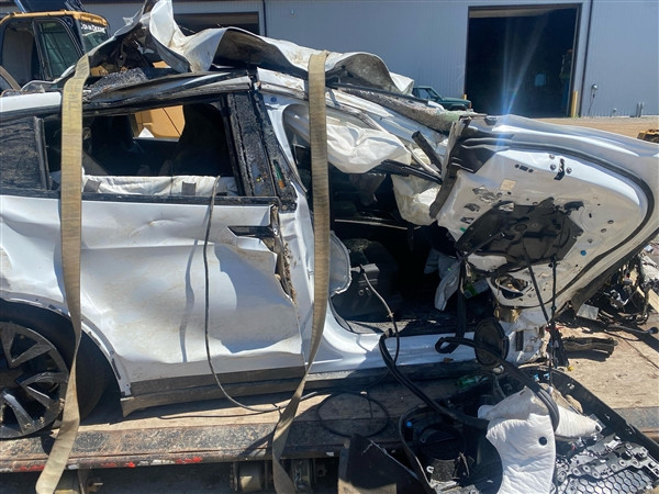 Model X發(fā)生事故翻下山無人受傷 車主又買了一輛特斯拉