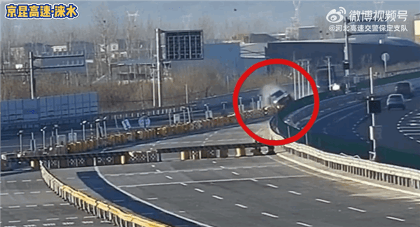 高速上自動駕駛撞水碼！司機：自動駕駛真害人 自己困了它也沒識別出來