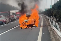 小米SU7高速路上被追尾：藍牌油車反而自燃起火