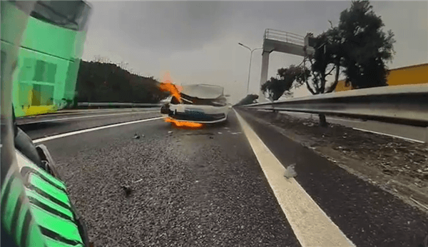 小米SU7高速路上被追尾：藍(lán)牌油車反而自燃起火