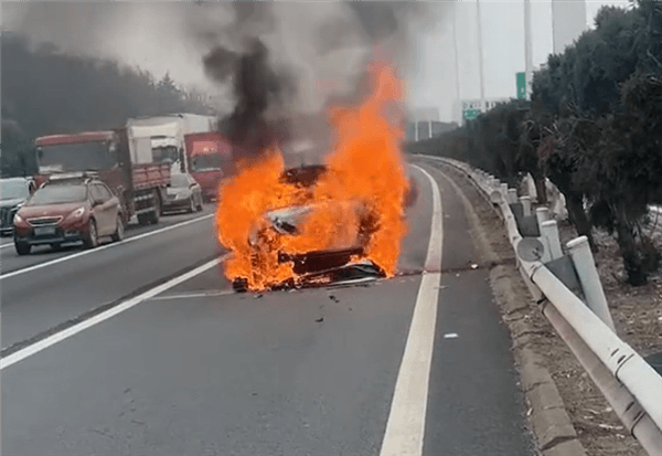 小米SU7高速路上被追尾：藍(lán)牌油車反而自燃起火