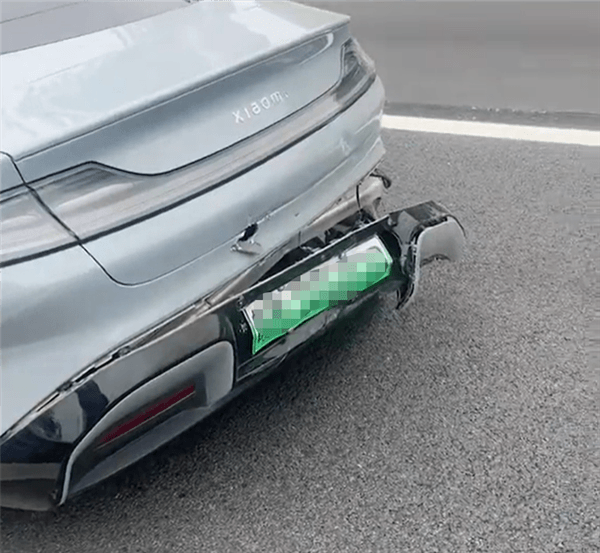 小米SU7高速路上被追尾：藍(lán)牌油車反而自燃起火